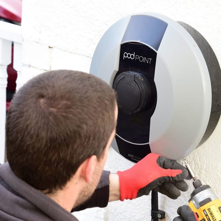 Elektriker bei professioneller Wallbox Installation - POD POINT Ladestation